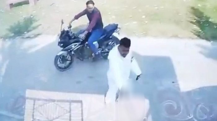 কলেজে পরীক্ষা চলাকালে অ/স্ত্রহাতে মহড়া, যুবক গ্রে/প্তা/র