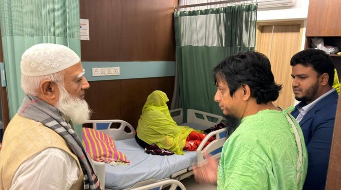 শহীদ হাদির মায়ের চিকিৎসার খোঁজ নিলেন জামায়াত আমির