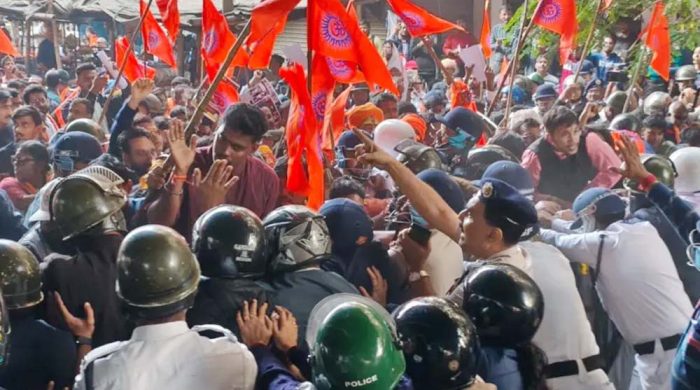 কলকাতায় বাংলাদেশ মিশনের সামনে হিন্দুত্ববাদী সংগঠনগুলোর বি/ক্ষো/ভ