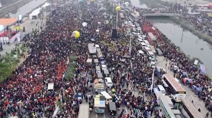 সব পথ যেন মিশেছে ৩০০ ফিট সড়কে