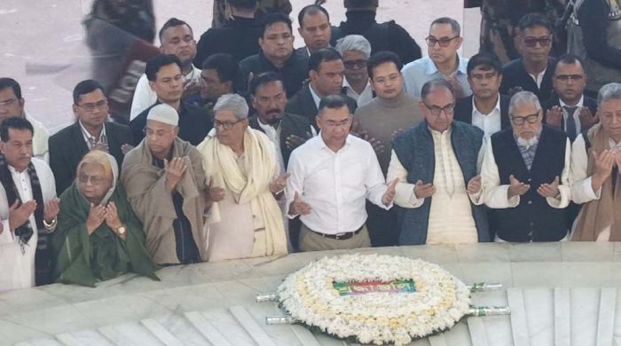 বাবার কবর জিয়ারত করলেন তারেক রহমান