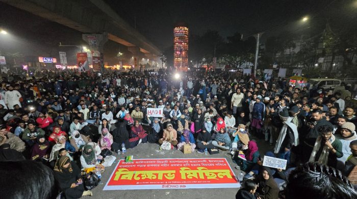 বিচারের দাবিতে শাহবাগে বি/ক্ষো/ভ, রাতভর থাকার ঘোষণা