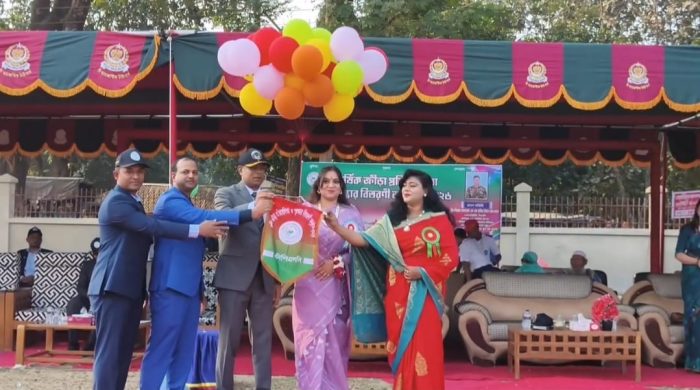 বান্দরবানের আলীকদমে উৎসবমুখর ও প্রাণবন্ত পরিবেশে আলীকদম ক্যান্টনমেন্ট পাবলিক স্কুল অ্যান্ড কলেজের ২০২৬ সালের বার্ষিক ক্রীড়া প্রতিযোগিতা ও পুরস্কার বিতরণী অনুষ্ঠান সফলভাবে অনুষ্ঠিত হয়েছে। বৃহস্পতিবার (২৯ জানুয়ারি) শিক্ষা প্রতিষ্ঠানের নিজস্ব মাঠে দিনব্যাপী এই আয়োজন অনুষ্ঠিত হয়। শিক্ষার্থী, শিক্ষক, অভিভাবক ও আমন্ত্রিত অতিথিদের উপস্থিতিতে পুরো প্রাঙ্গণজুড়ে ছিল আনন্দ ও উচ্ছ্বাসের আবহ। অনুষ্ঠানে প্রধান অতিথি হিসেবে উপস্থিত ছিলেন ব্রিগেডিয়ার জেনারেল এস এম রাকিব ইবনে রেজওয়ান, এএফডব্লিউসি, পিএসসি। তিনি ৬৯ পদাতিক ব্রিগেডের কমান্ডার, বান্দরবান রিজিয়ন কমান্ডার এবং আলীকদম ক্যান্টনমেন্ট পাবলিক স্কুল অ্যান্ড কলেজ পরিচালনা পর্ষদের সম্মানিত সভাপতি হিসেবে দায়িত্ব পালন করছেন। বিশেষ অতিথি হিসেবে অনুষ্ঠানে উপস্থিত থেকে আয়োজনকে আরও মর্যাদাপূর্ণ করেন মিসেস মোশফেকা মোজাম্মেল সিঁথি। দিনব্যাপী ক্রীড়া প্রতিযোগিতায় শিক্ষার্থীরা দৌড়, লং জাম্প, হাই জাম্পসহ বিভিন্ন ক্রীড়া ইভেন্টে অংশগ্রহণ করে তাদের শারীরিক দক্ষতা, শৃঙ্খলা ও দলগত চেতনার পরিচয় দেয়। প্রতিযোগিতা শেষে বিজয়ীদের মাঝে পুরস্কার বিতরণ করা হয়। প্রতিষ্ঠানের অধ্যক্ষ খন্দকার মোস্তাক আহমেদ তাঁর বক্তব্যে বলেন, শিক্ষার্থীদের মানসিক ও শারীরিক বিকাশে পড়াশোনার পাশাপাশি খেলাধুলা ও সহ-শিক্ষা কার্যক্রম অত্যন্ত গুরুত্বপূর্ণ। তিনি এমন আয়োজন শিক্ষার্থীদের আত্মবিশ্বাস ও নেতৃত্বগুণ বিকাশে সহায়ক ভূমিকা রাখে বলে মন্তব্য করেন। অনুষ্ঠানে আরও উপস্থিত ছিলেন প্রতিষ্ঠানের শিক্ষক-শিক্ষিকাবৃন্দ, অভিভাবকবৃন্দ এবং বান্দরবান রিজিয়নের বিভিন্ন পর্যায়ের ঊর্ধ্বতন সামরিক কর্মকর্তারা। বর্ণাঢ্য এই আয়োজন শিক্ষার্থীদের মাঝে নতুন উদ্দীপনা ও অনুপ্রেরণা সৃষ্টি করেছে।