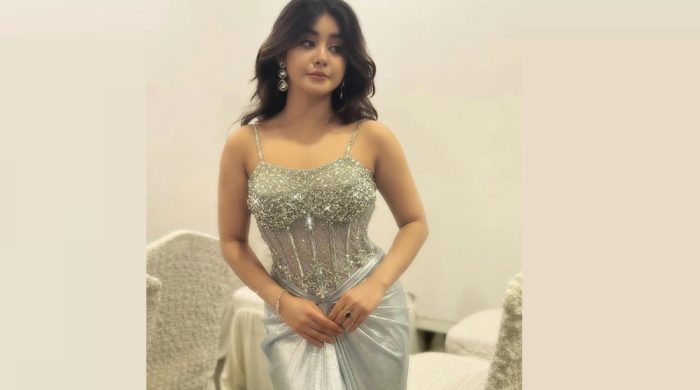 বিবাহবার্ষিকীতে নতুন লুকে চমকে দিলেন রোজা