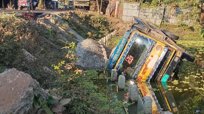 ভারী যানবাহন চলাচলে ঝুকিতে মাওলানা ভাসানী সেতু ও সংযোগ সড়ক