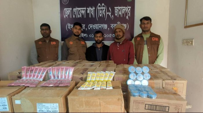 বকশিগঞ্জে ২৪ বস্তা ভারতীয় প্রসাধনীসহ আ'ট'ক ২