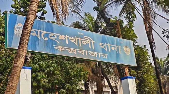 মহেশখালী থানার হাজতে বসে টিকটক, পুলিশের দায়িত্ব প্র'শ্ন'বি'দ্ধ