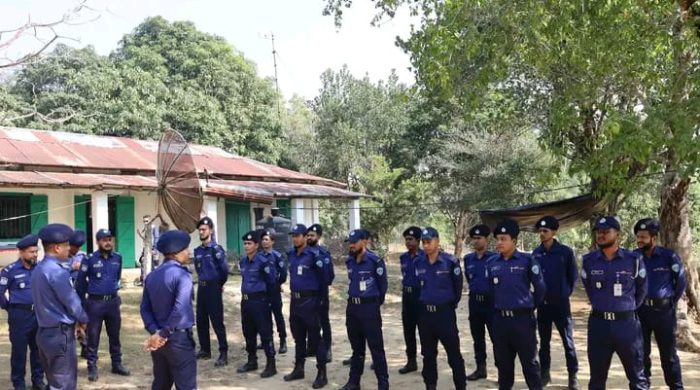 বান্দরবানের লামা থানাধীন কেয়াজুপাড়া পুলিশ ফাঁড়ি পরিদর্শনে পুলিশ সুপার