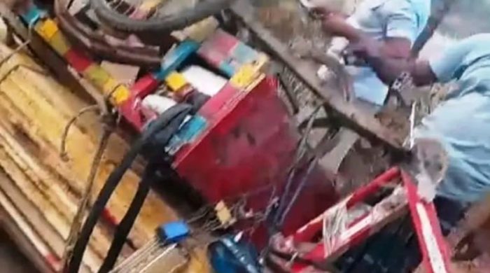 মির্জাপুরে কাঠ বোঝাই ভ্যান উল্টে চালক নি/হ/ত