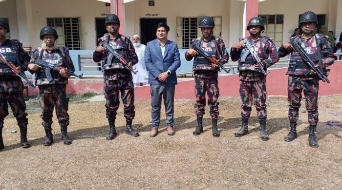 ভালুকার রাজৈ ইউনিয়নে বিজিবির টহল ও ভ্রাম্যমাণ আদালতের অভিযান