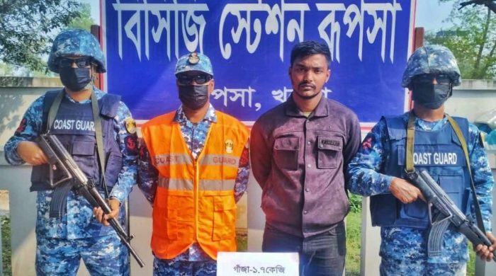 রূপসায় কোস্ট গার্ডের অভিযানে গাঁজাসহ মাদক কারবারি আটক।