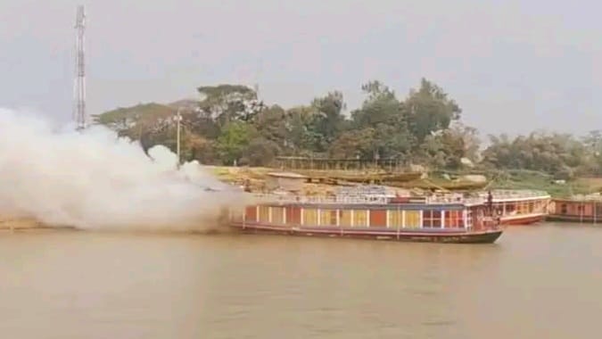 সুনামগঞ্জে 'টাঙ্গুয়া'র হাওরে" রক্তি নদীতে পর্যটকবাহী হাউসবোট আগুন