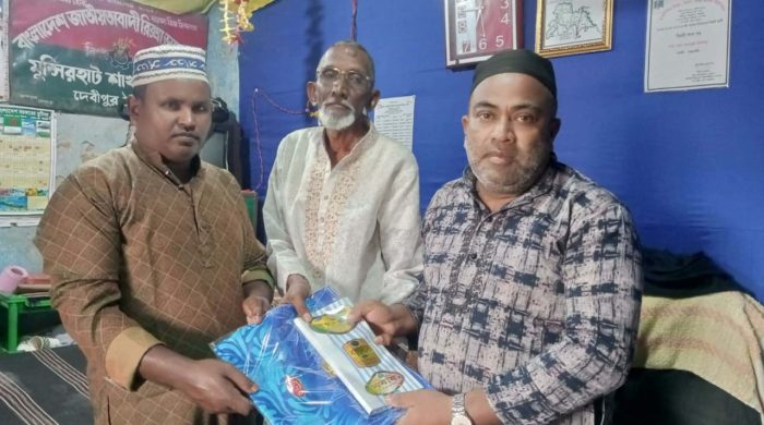 দেবীপুর মুন্সিরহাট শাখার রিস্কা ভ্যান শ্রমিকের মাঝে ঈদ উপহার বিতরণ চেয়ারম্যান প্রার্থী খোকন
