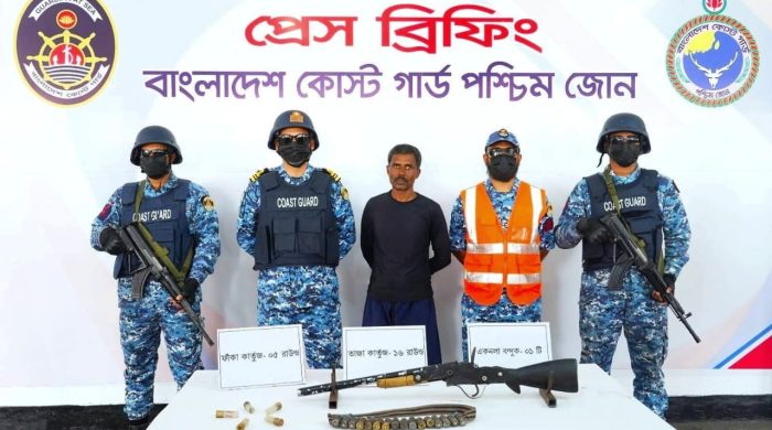 সুন্দরবনে কোস্ট গার্ডের অভিযানে কুখ্যাত ডাকাত করিম শরীফ বাহিনীর ১ সদস্য আটক।