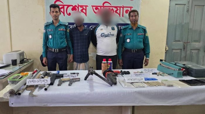 চট্রগ্রামে শীর্ষ সন্ত্রাসী বড় সাজ্জাদের ২ অনুসারী দেশি-বিদেশি অস্ত্র ও ইয়াবাসহ গ্রেপ্তার