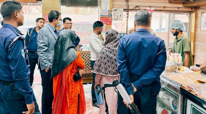 টাঙ্গাইলে অস্বাস্থ্যকর পরিবেশে মিষ্টি তৈরি: গৌর ঘোষ ও গোপাল মিষ্টান্ন ভাণ্ডারকে জরিমানা