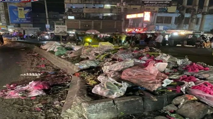 দাগনভূঞা বাজারে যেখানে-সেখানে ময়লার স্তুপ জমে থাকায় চরম ভোগান্তিতে পড়েছেন ব্যবসায়ী,