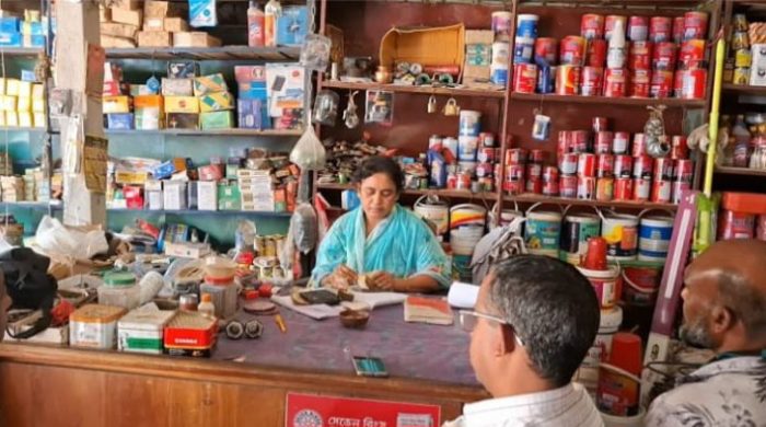 এক হাতে দোকান অন্য হাতে সংসার। দুর্গাপুরে অপরাজিতা কবিতা দত্ত।