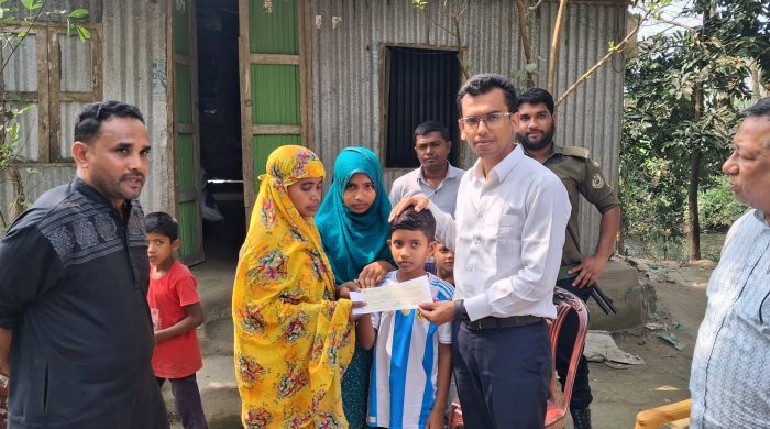 ডামুড্যায় নিহত নির্মাণ শ্রমিক ফারুক এর অসহায় পরিবারের পাশে উপজেলা প্রশাসন।