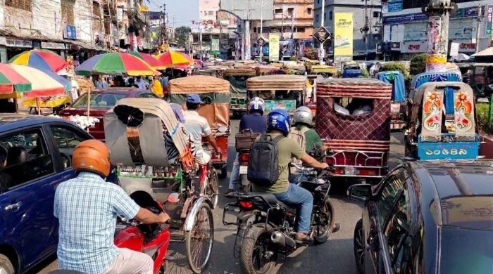 খুলনায় তীব্র যানজটে নাকাল নগরবাসী: সড়কে ১৫ হাজার অবৈধ যানের দাপট