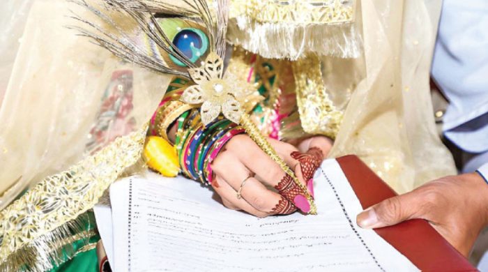 বিয়ের প্রস্তাব গোপন করবেন নাকি প্রকাশ করবেন