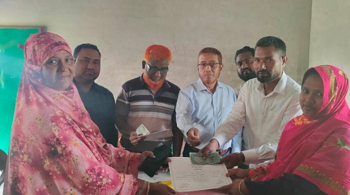 ঠাকুরগাঁওয়ে পোশাক তৈরি প্রশিক্ষণের সনদপত্র পেলেন নারীরা