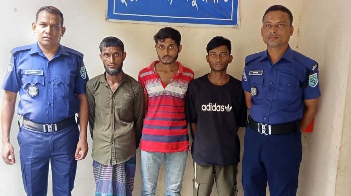 ঠাকুরগাঁও এ ট্যাপেন্ডাডল ট্যাবলেট ও গাঁজাসহ ৩ মাদক ব্যবসায়ী গ্রেফতার