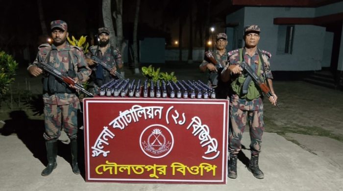 যশোর বেনাপোল সীমান্তে বিজিবির অভিযানে ২২০ বোতল ভারতীয় সিরাপ জব্দ
