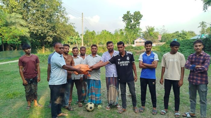 বীরগড় ক্রীড়াএকাদশের মাঝে লিংক থ্রির জার্সি বিতরণ