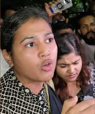 ধানমন্ডিতে শ্রদ্ধা জানাতে গিয়ে আটক, দুই তরুণীকে ৬ মাস আগের মামলায় গ্রেপ্তার দেখাল পুলিশ